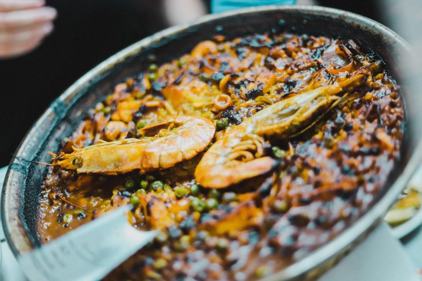 Paella de marisco con gambas y calamar