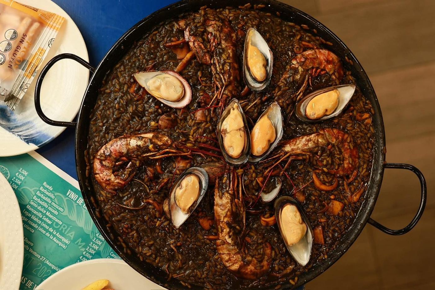 Paella marinera recién hecha