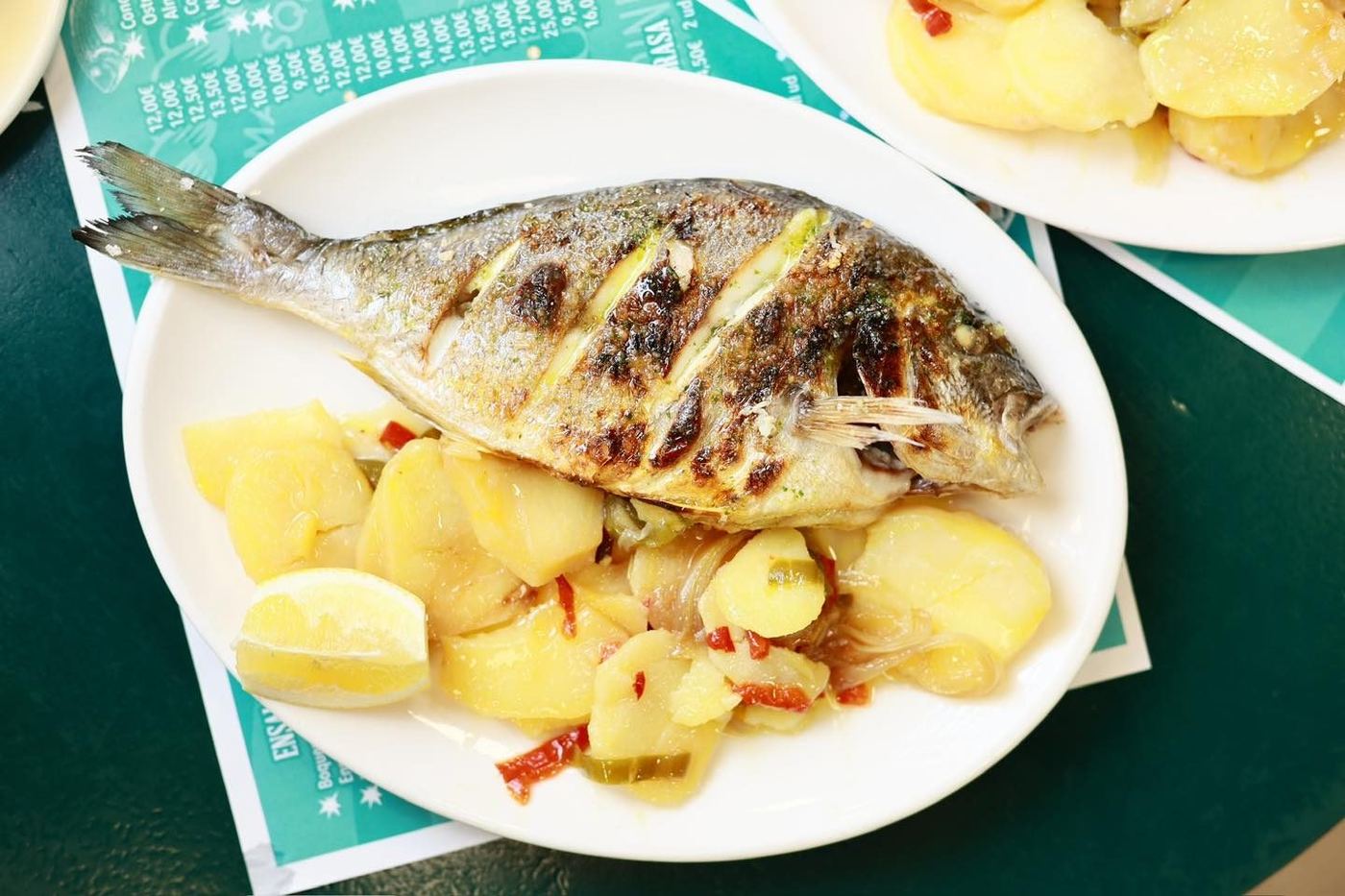Pescado a la brasa de la casa