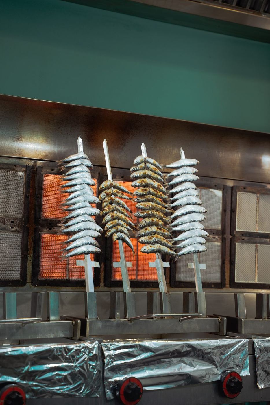 Espetos de sardinas recién hechos en la brasa