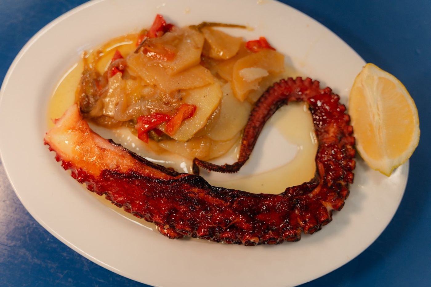Pescado a la brasa servido en mesa
