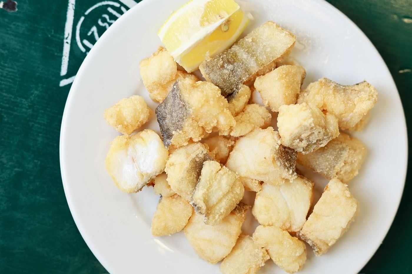 Fritura de pescado servida con un gajo de limón