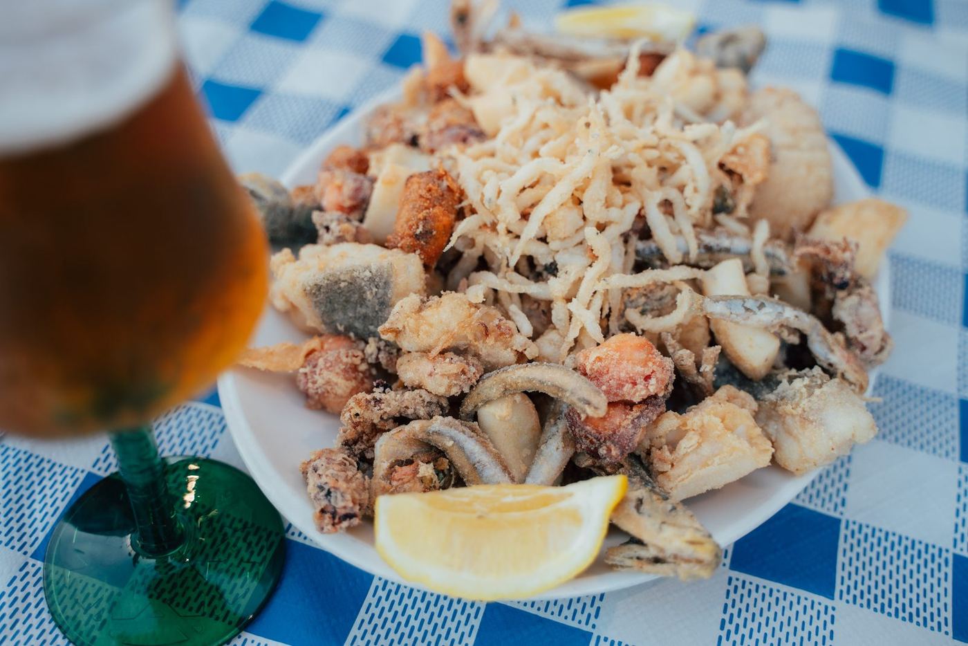 Fritura variada de pescado y marisco de La Victoria, servida con una cerveza fría
