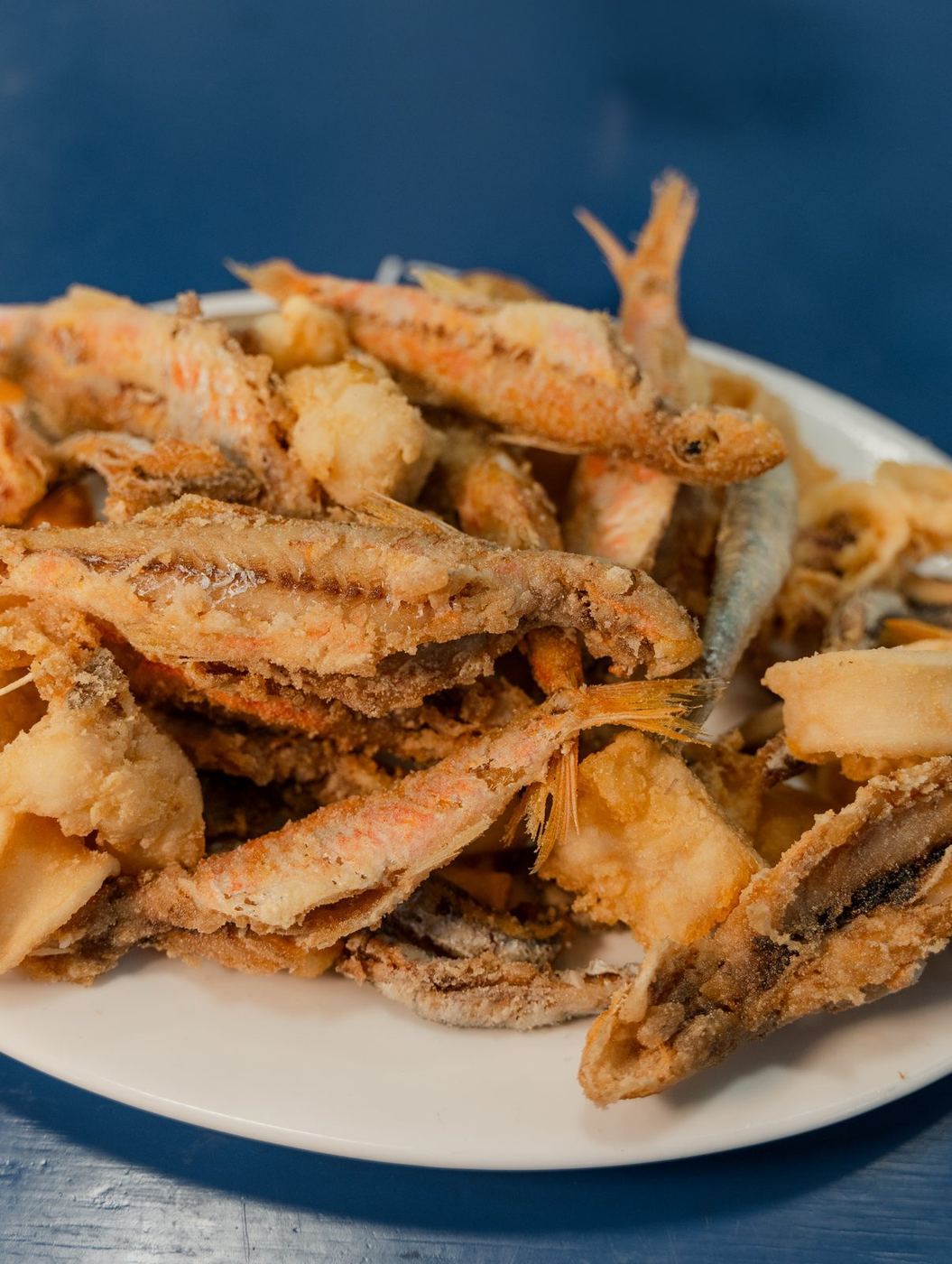 Primer plano de la fritura variada de pescado de la casa