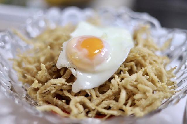 Patatas paja fritas con huevo
