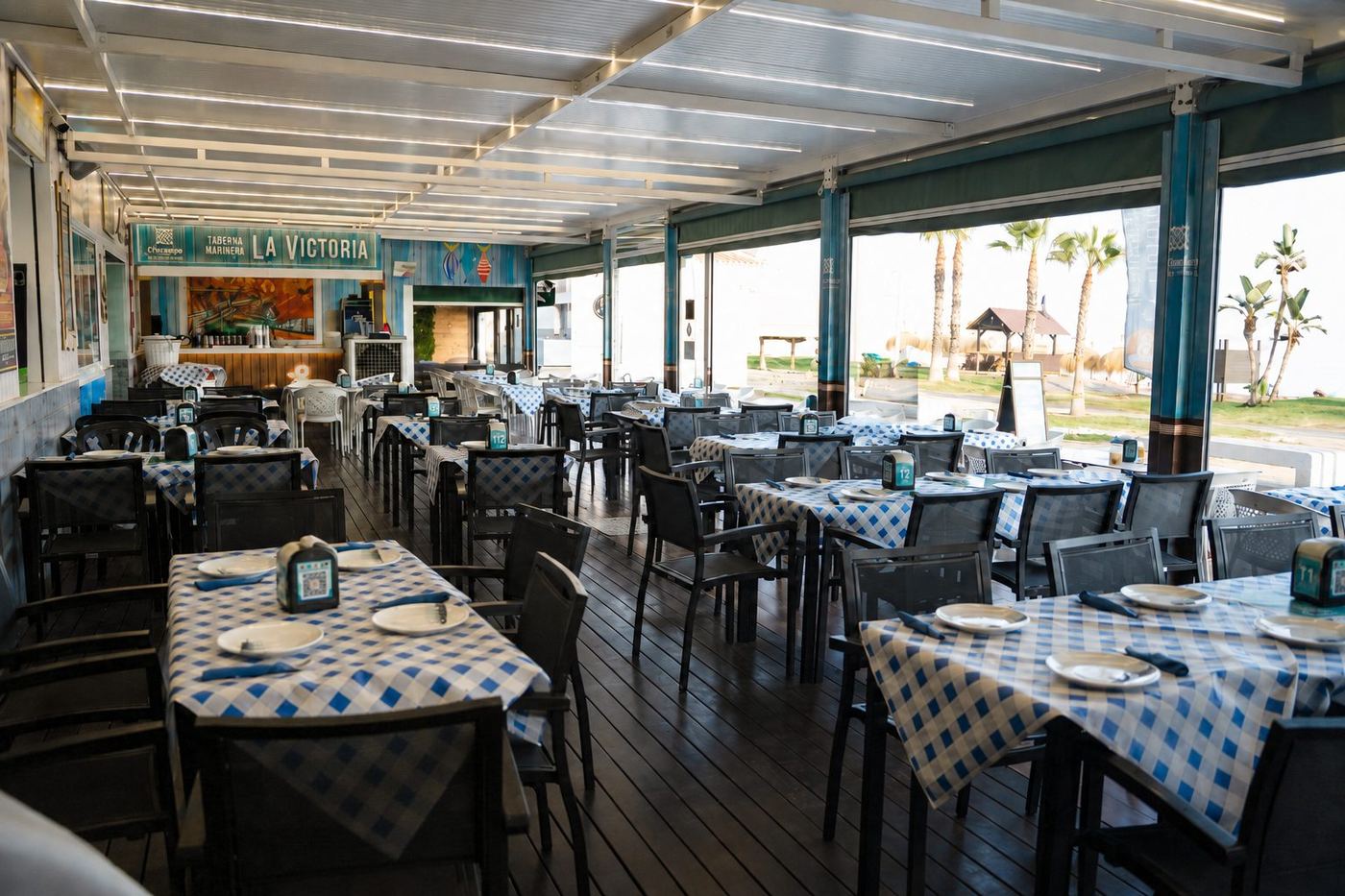 Terraza cubierta de La Victoria, Taberna Marinera, con vistas al paseo marítimo de Rincón de la Victoria